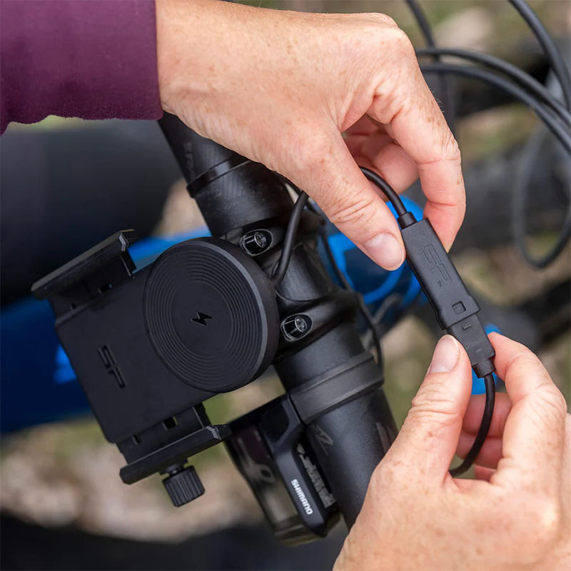 SOPORTE CON CARGADOR UNIVERSAL PARA SMARTPHONE SP CONNECT CHARGING PHONE CLAMP SPC+ | Soportes para Smartphone de moto | %brands%